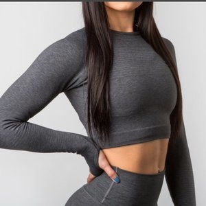 Alphalete Revival Long Sleeve Crop Top - Charcoal